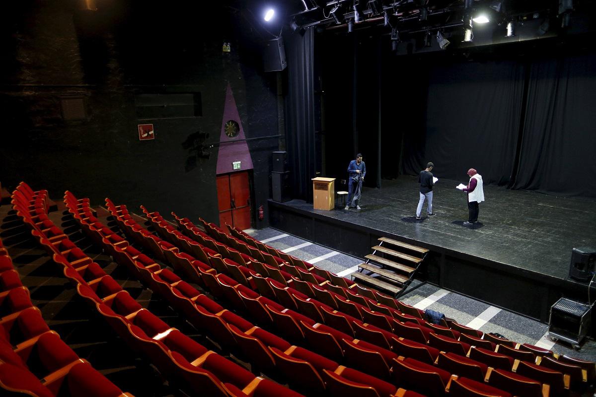 ممثلون يتدربون على خشبة المسرح الوطني الفلسطيني