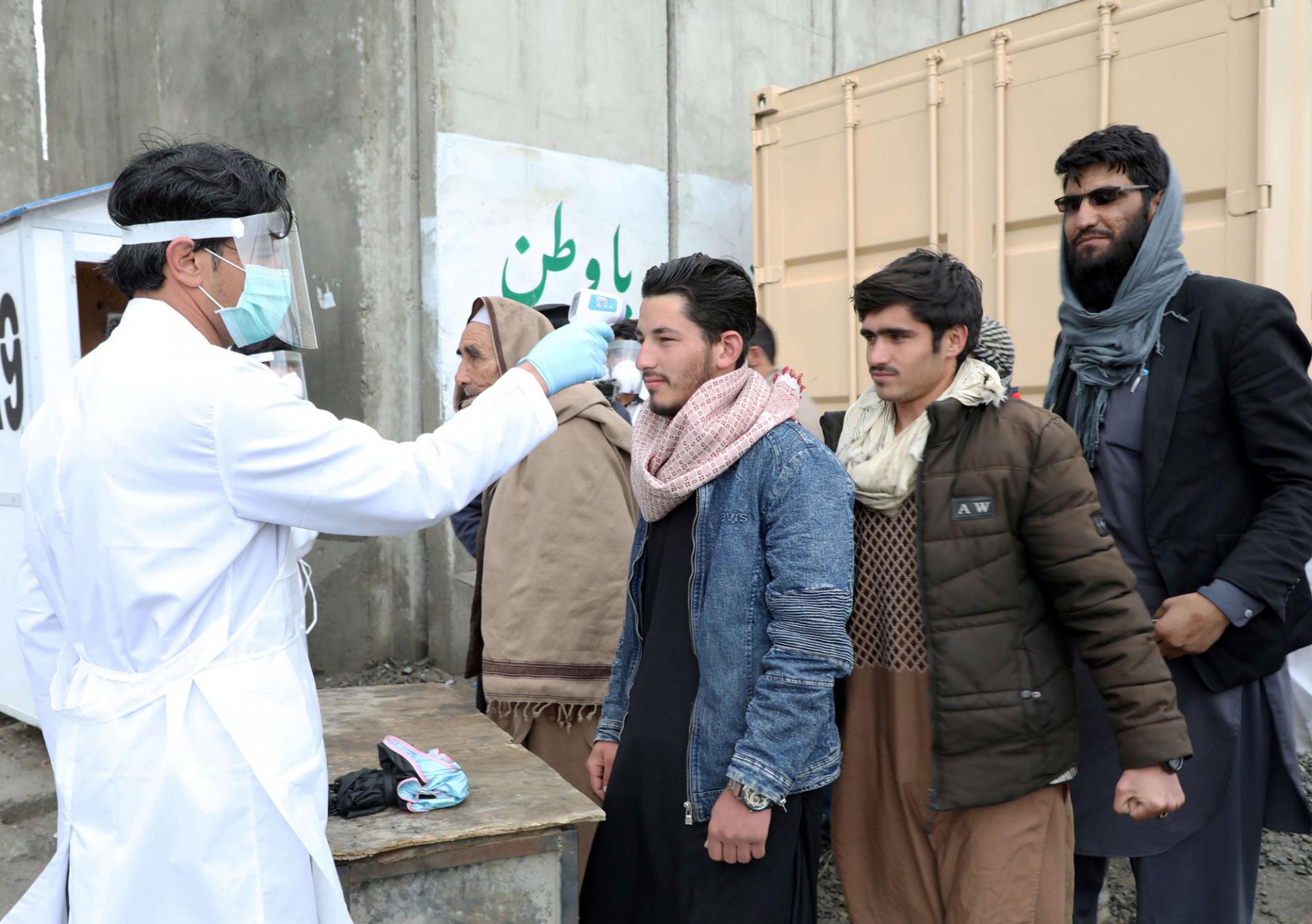 متاعب أفغانستان تتفاقم مع قدوم وباء كورونا