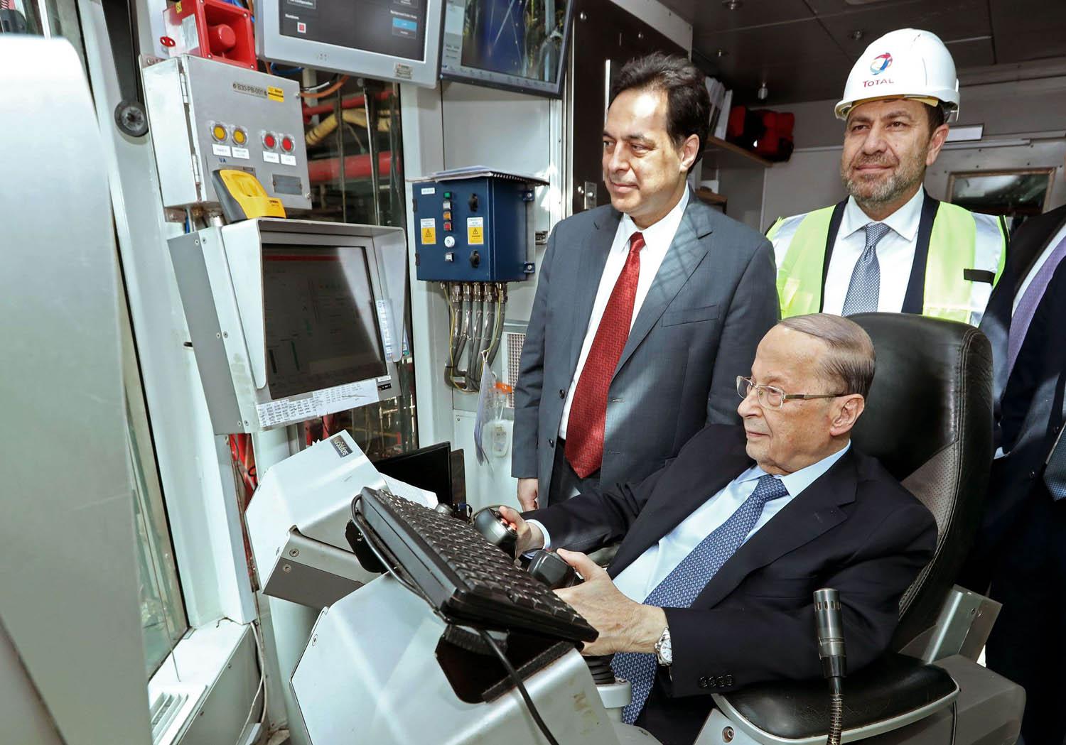 الرئيس اللبناني ميشال عون ورئيس الوزراء حسان دياب في اطلاق منصة استكشاف نفطي