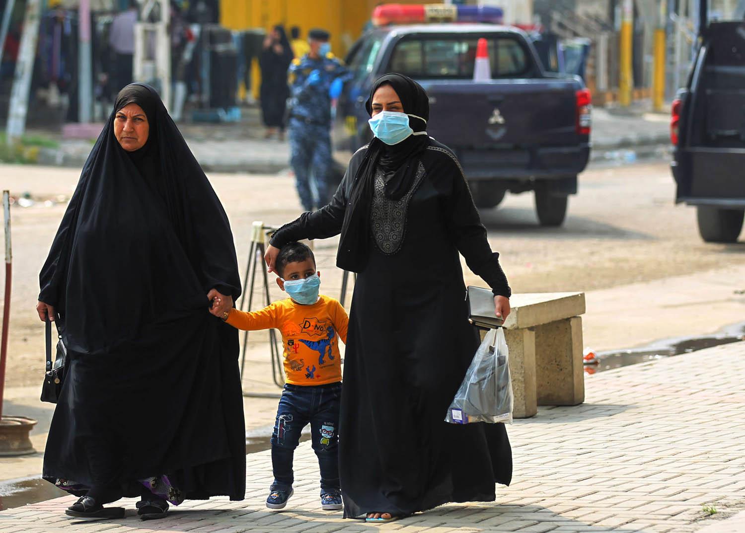 عراقيون يرتدون كمامات لمنع الاصابة بكورونا