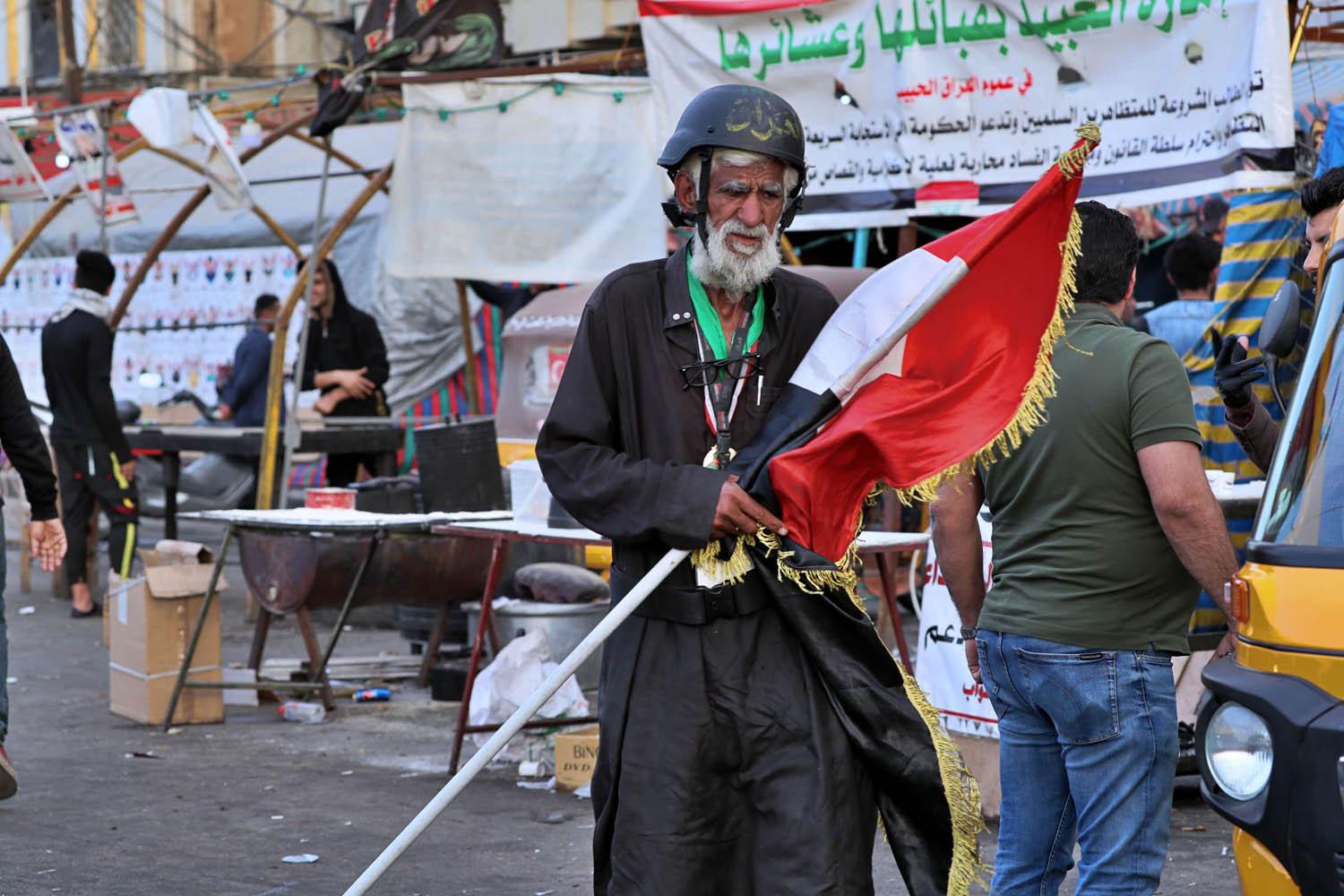 عراقي من المحتجين في ساحة التحرير