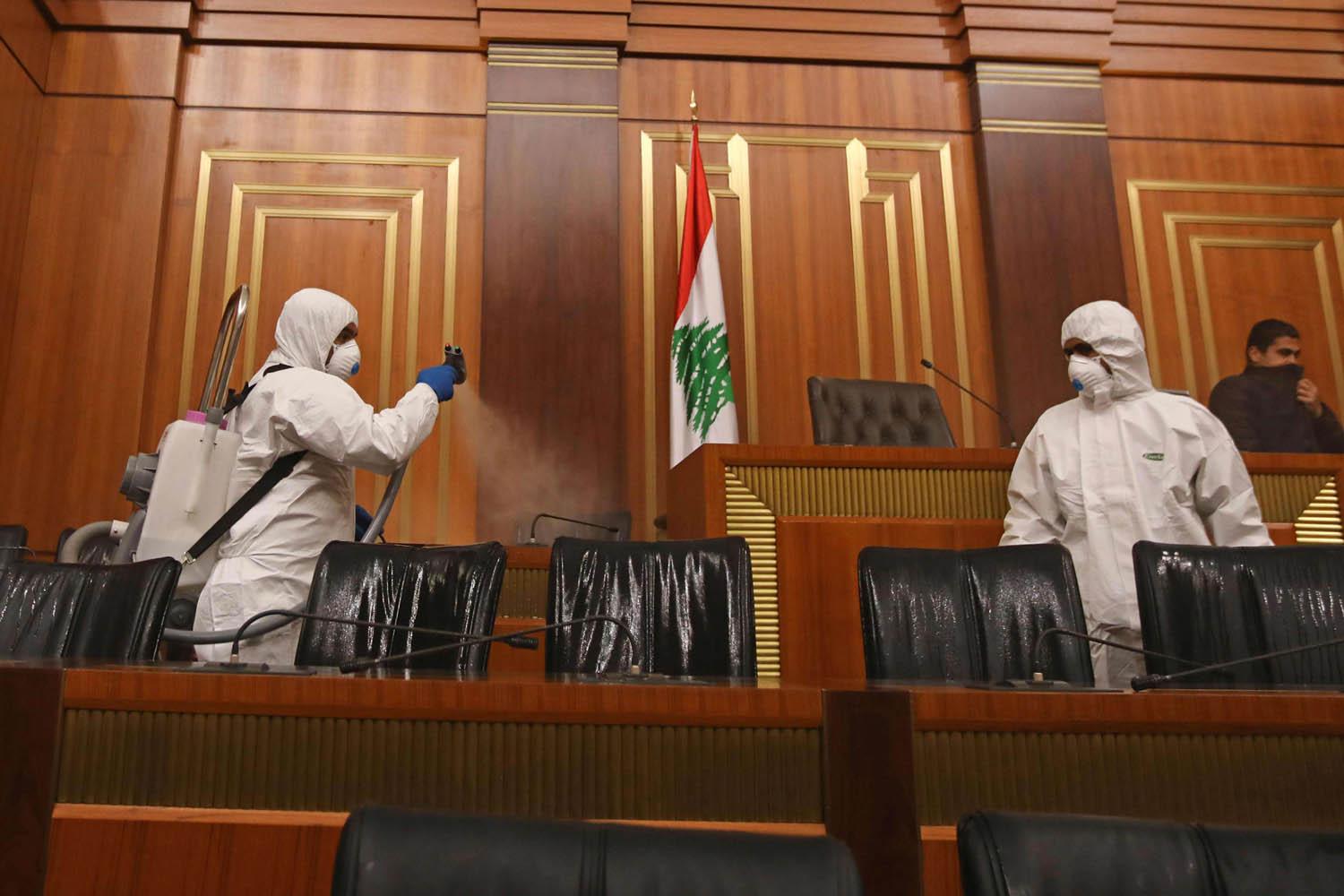 مختصون يقومون بتعقيم قاعة البرلمان اللبناني