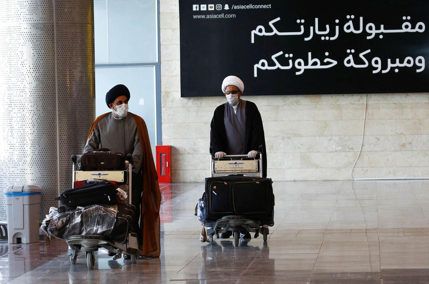 رجال دين في مطار النجف