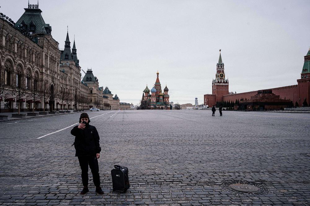ساحات وشوارع موسكو تخلو من روادها