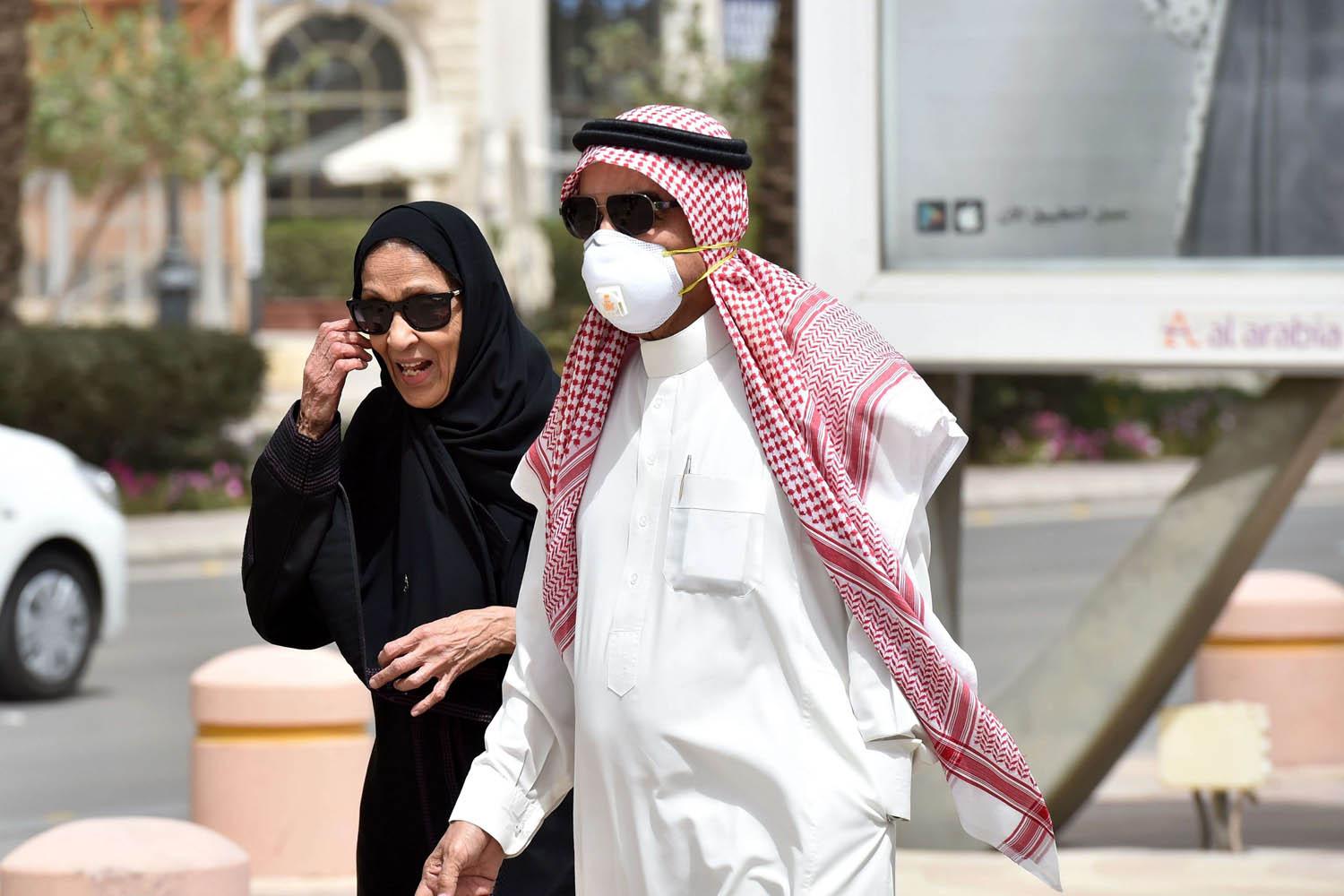 سعودي يرتدي كمامة في الرياض