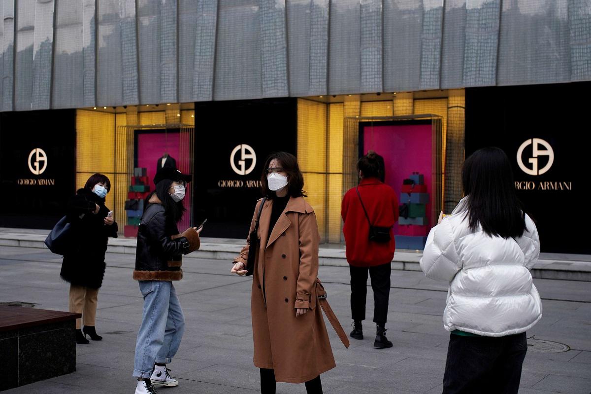 صينيون يلبسون كمامات خرج متجر في ووهان