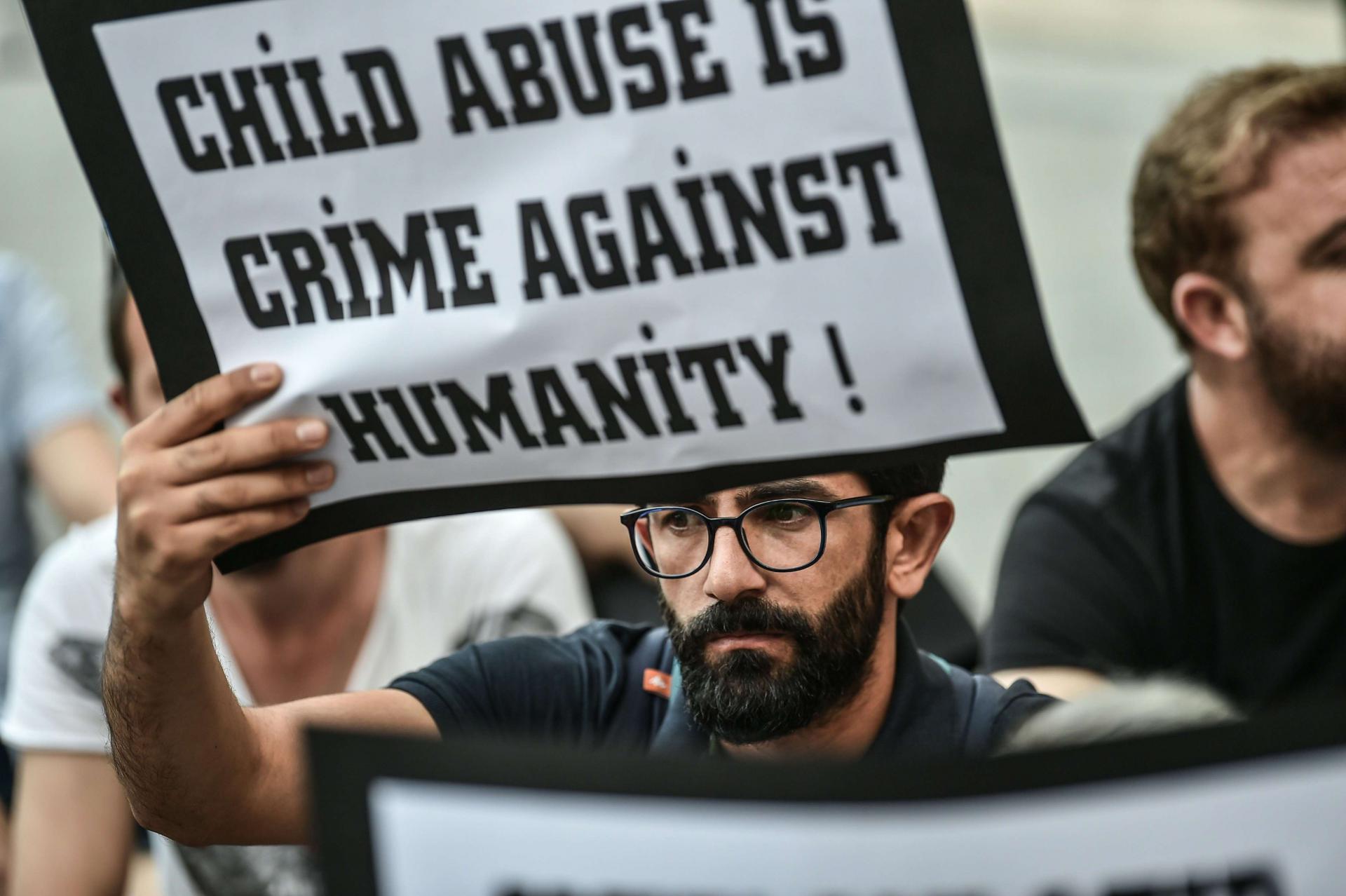 وقفة احتجاجية تندد بالعنف ضد الاطفال