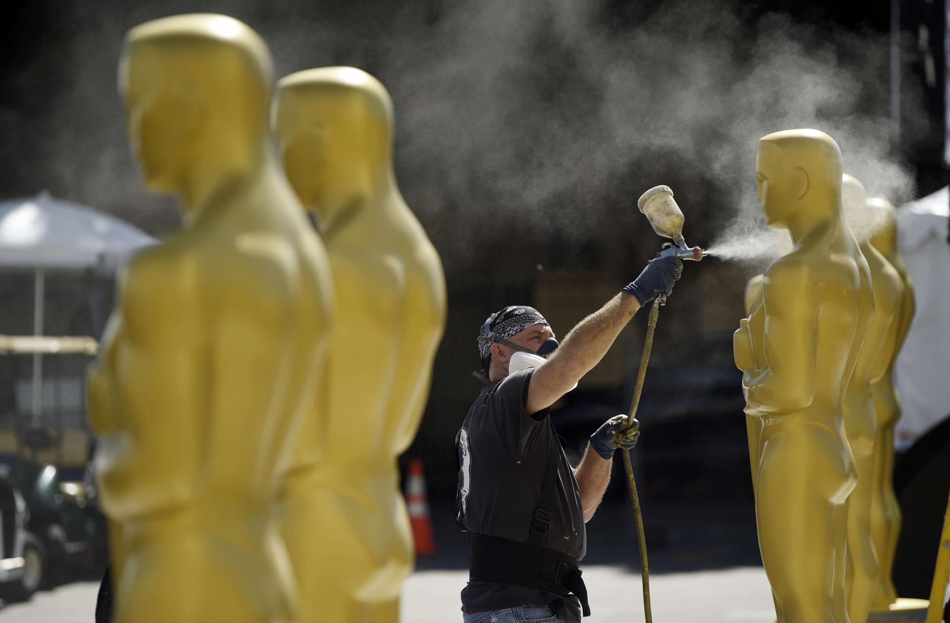 الفنان ريك روبرتس يجهز تماثيل الأوسكار للسجادة الحمراء في حفل 2020
