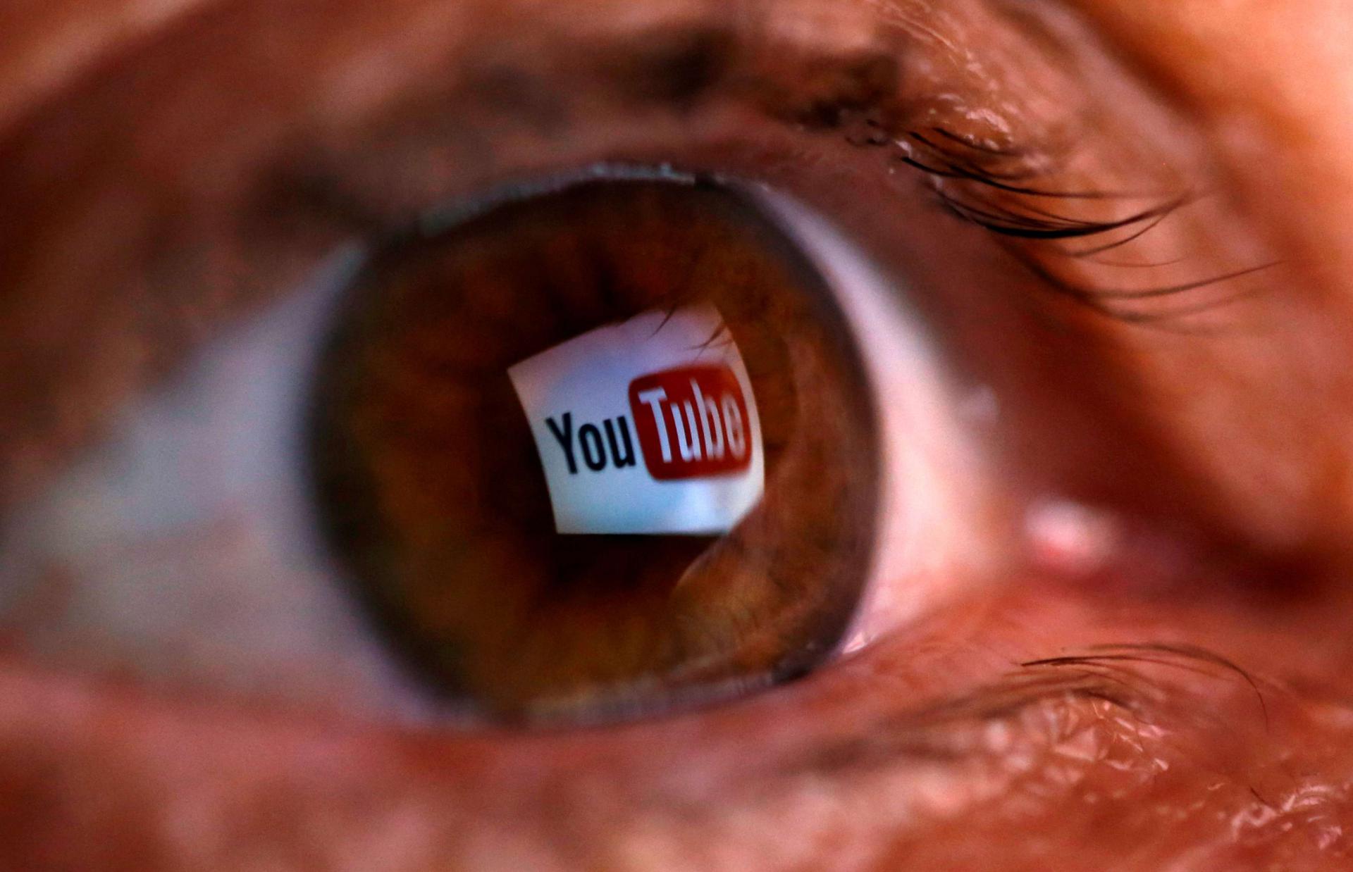 شعار يوتيوب يظهر في عين بشرية