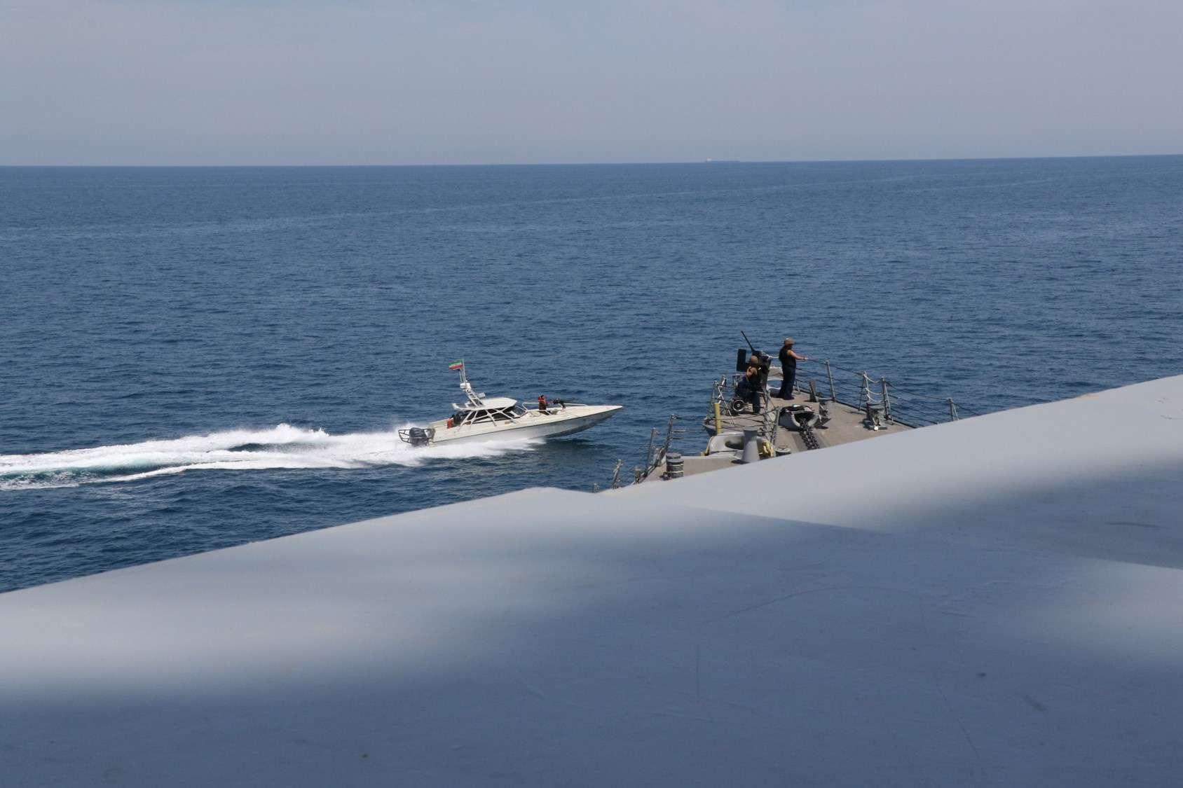 سفن الحرس الثوري تنفذ مناورات استفزازية للقوات الأميركة بمياه الخليج