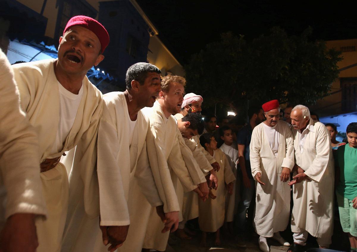 تونسيون بالزي التقليدي خلال فعالية فنية في شهر رمضان سابق في سيدي بو سعيد 