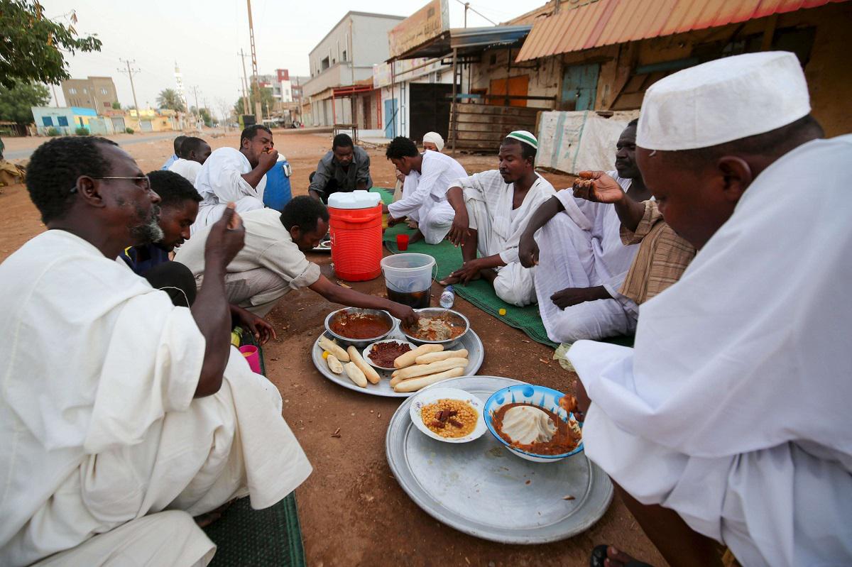  سودانيون يفطرون في أحد شوارع العاصمة الخرطوم خلال شهر رمضان 2020