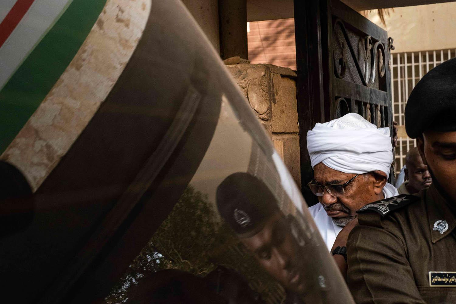 الرئيس السوداني السابق عمر البشير ينقل لمحاكمته