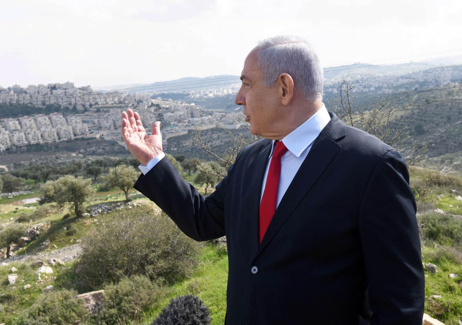 رئيس الوزراء الاسرائيلي بنيامين نتانياهو أمام مجموعة من المستوطنات في الضفة الغربية