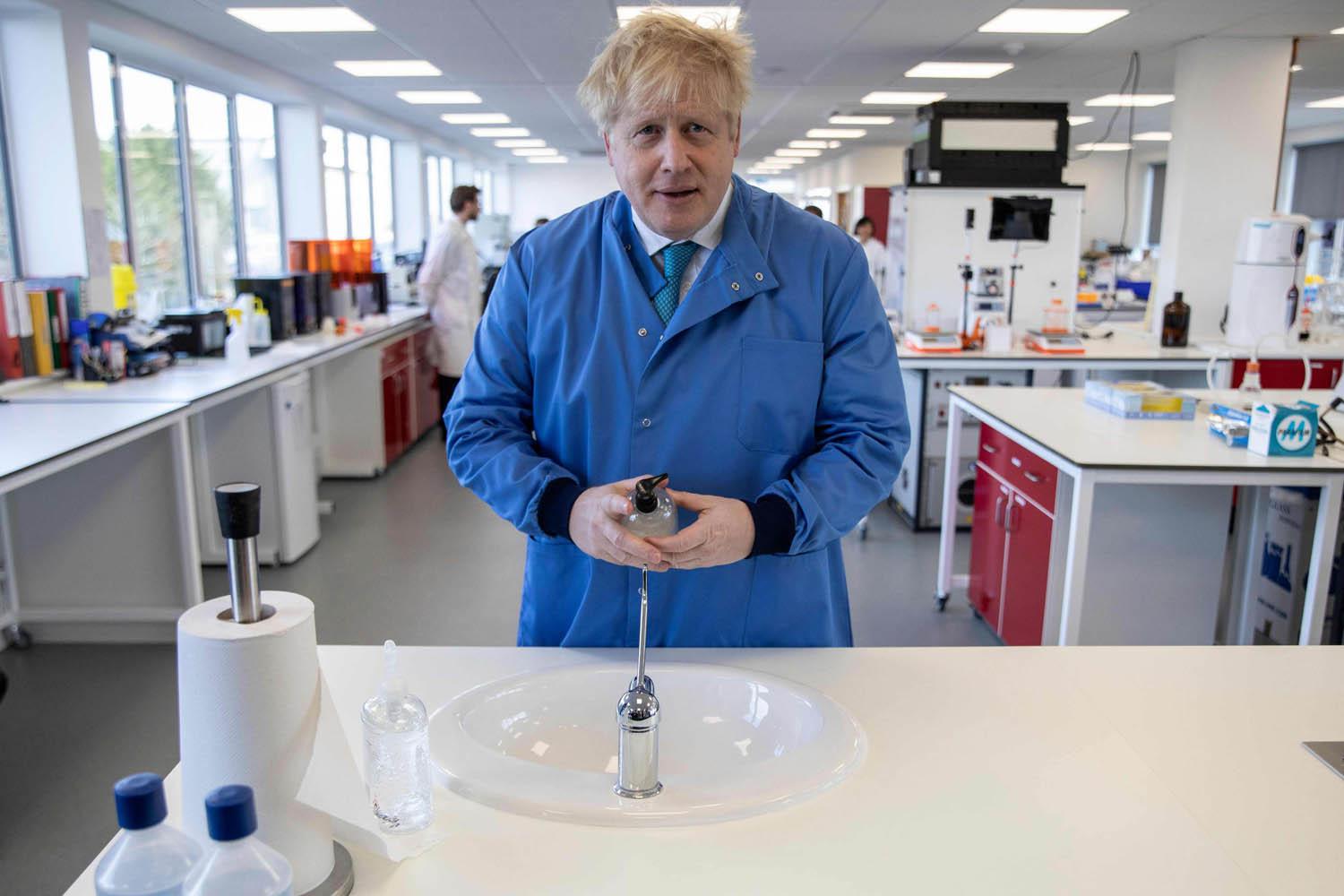 رئيس الوزراء البريطاني بوريس جونسون يزور مختبرا لرصد كورونا قبل اصابته بالوباء