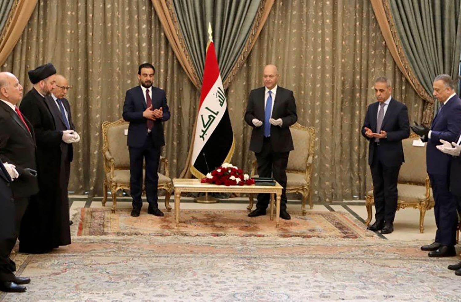 الرئيس العراقي برهم صالح يقرأ الفاتحة بجانب كبار السياسيين العراقيين اثناء تكليف مصطفى الكاظمي بالحكومة