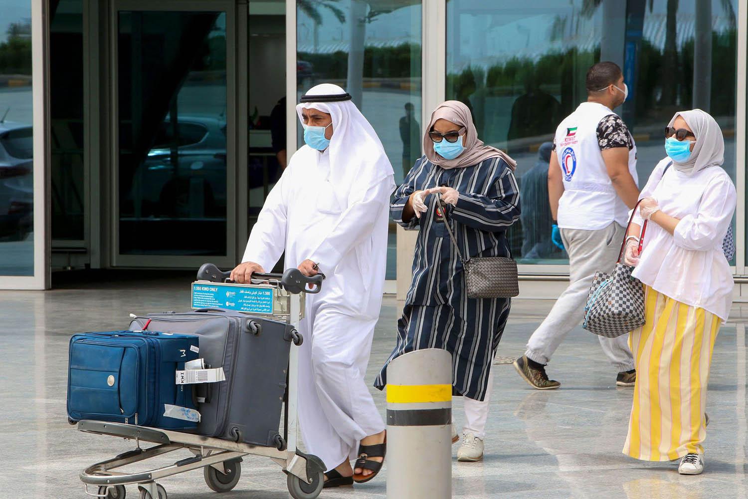 مسافرون يصلون مطار الكويت