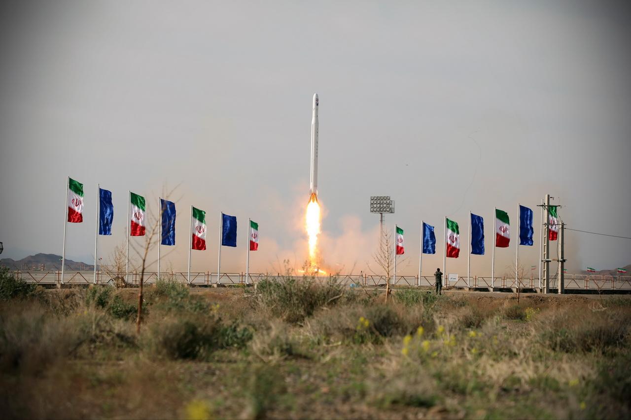 اطلاق صاروخ ينقل القمر الاصطناعي الايراني الى الفضاء
