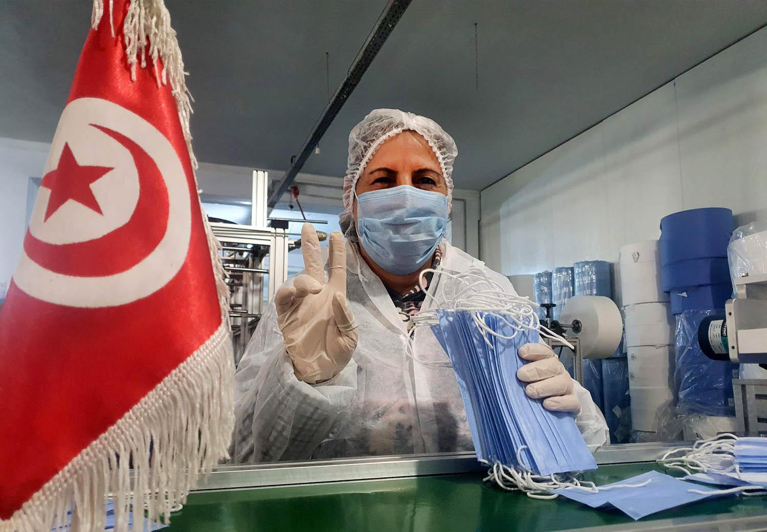 عاملة في معمل لتصنيع المعدات الطبية في تونس