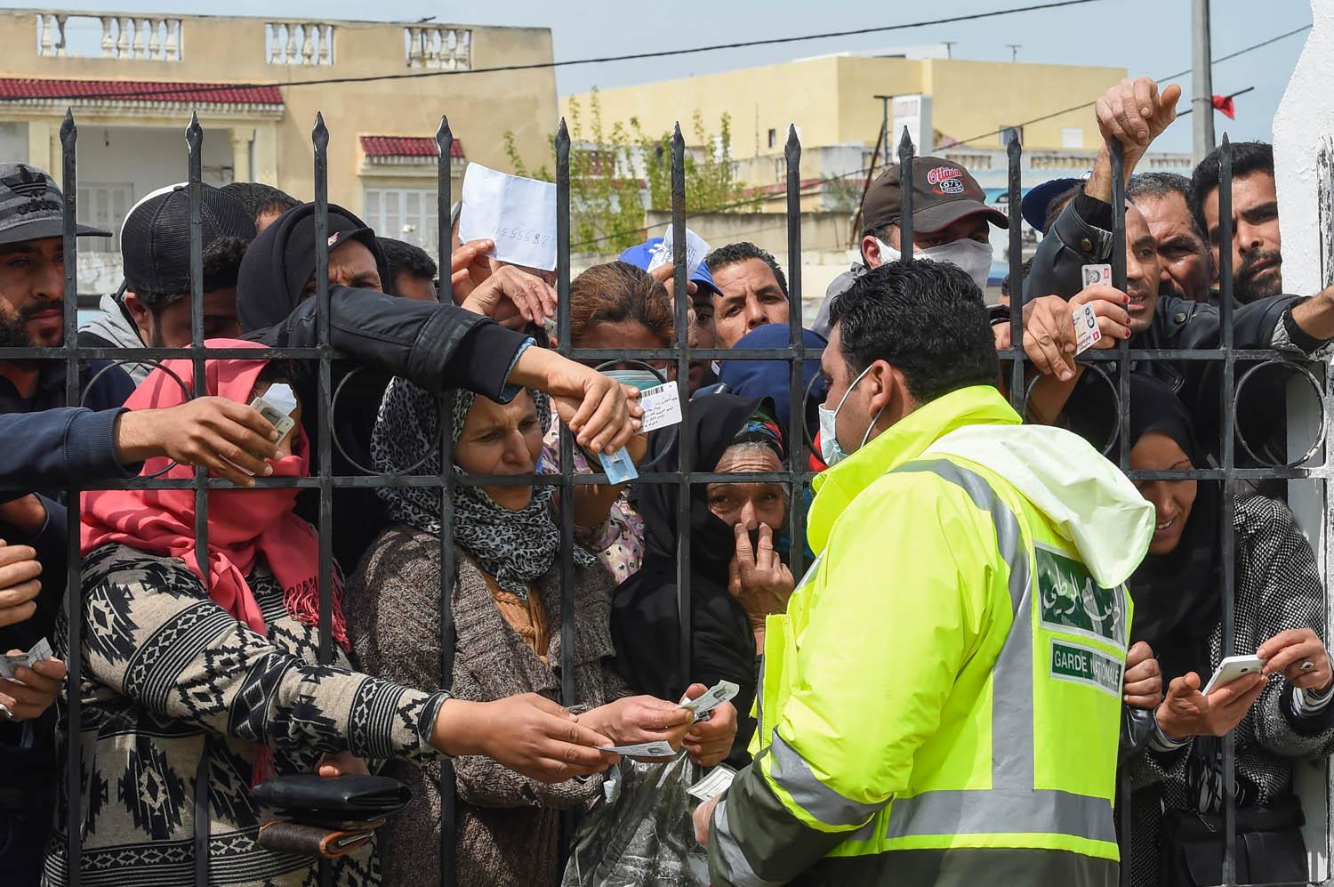 تونسيون يتكدسون في ضاحية أريانة انتظارا لمعونة حكومية