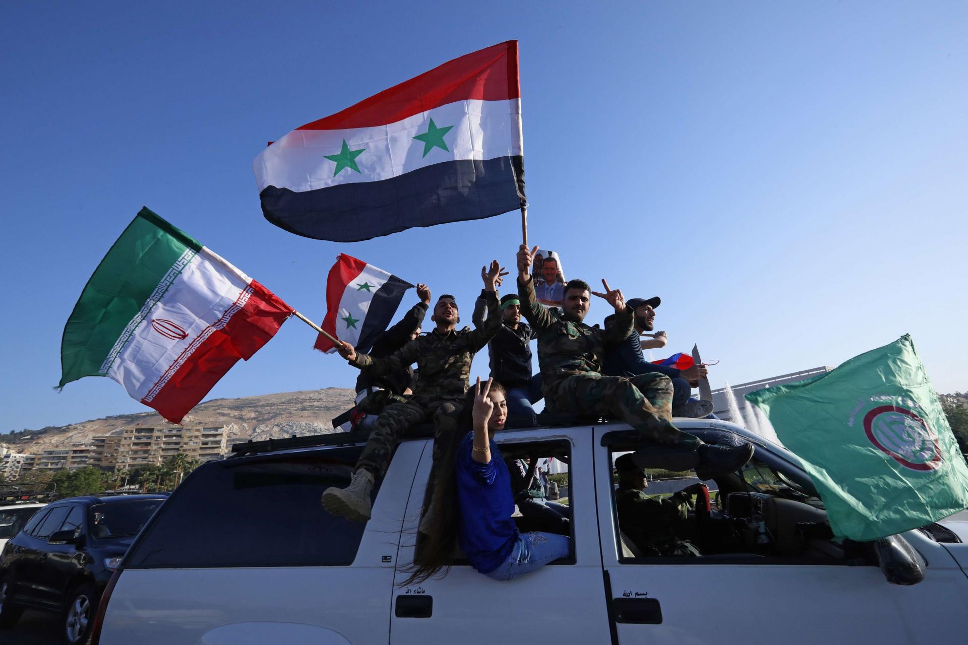 مقاتلون موالون للنظام السوري وداعمون للتدخل الايراني 