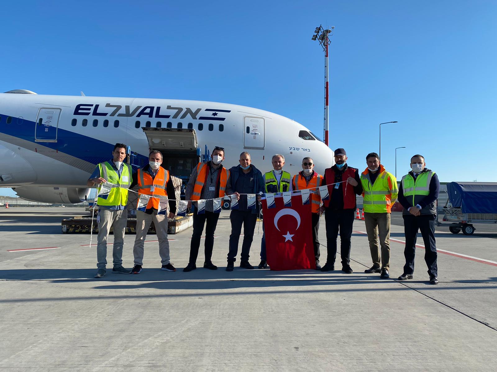 أول طائرة شحن مساعدات تصل الى اسطنبول منذ أكثر من عشرة أعوام