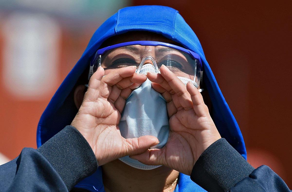 ممرضة مكسيكية تصرخ بشعارات خلال احتجاج على نقص المواد الطبية لرعاية مرضى كورونا
