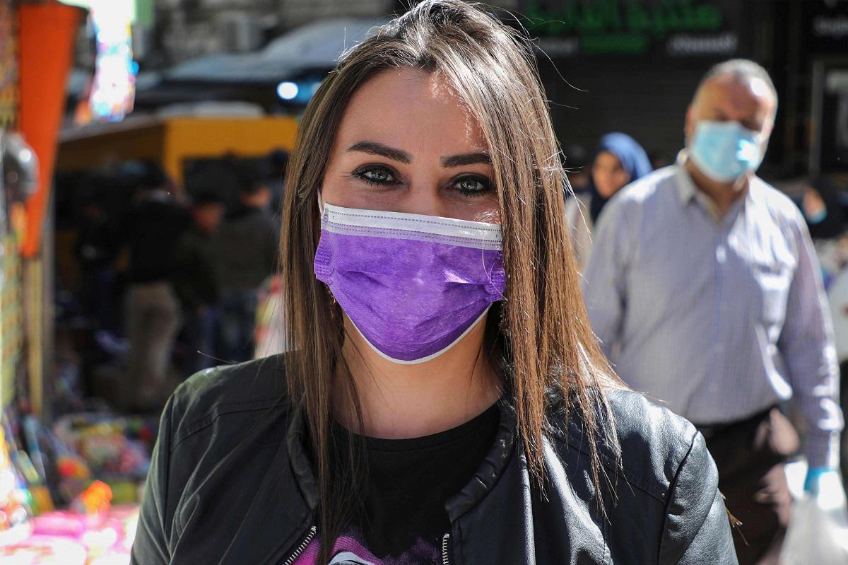 امرأة فلسطينية في أحد أسواق مدينة رام الله 