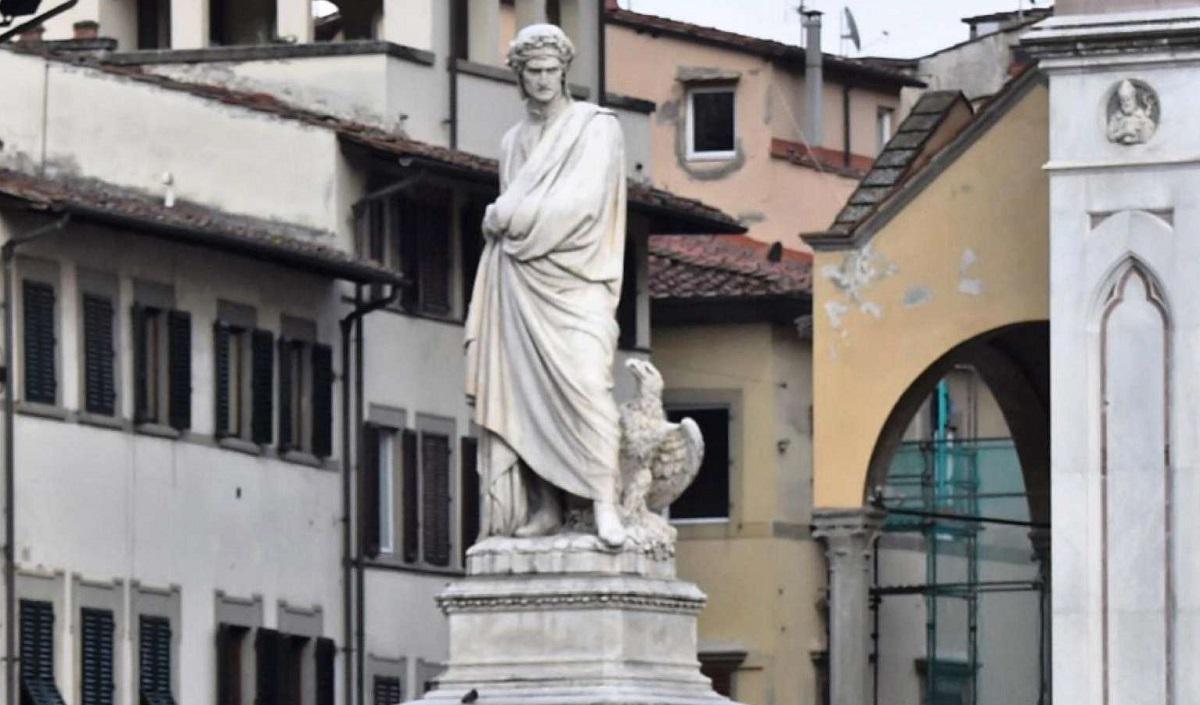 تمثال لدانتي أليغييري في ساحة بفلورنسا بإيطاليا