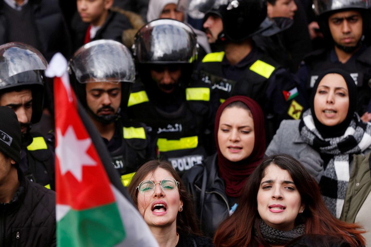 نساء أردنيات يهتفن في عمان ضد اتفاق الحكومة على استيراد الغاز الطبيعي من إسرائيل 