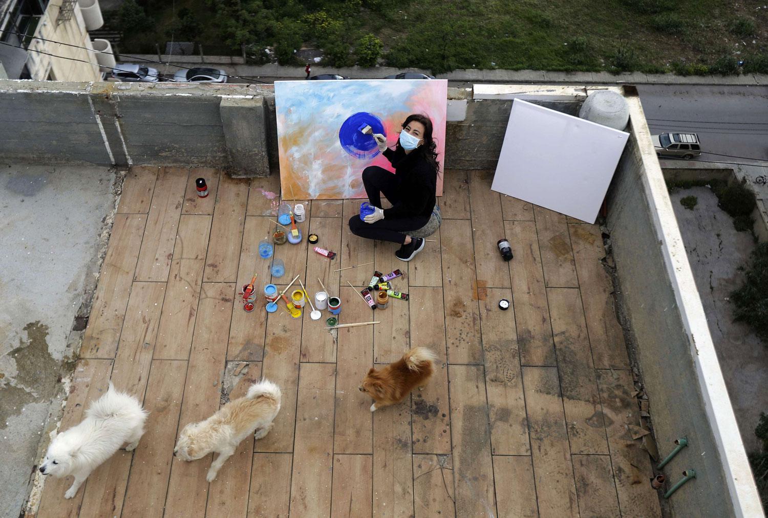 لبنانية ترسم