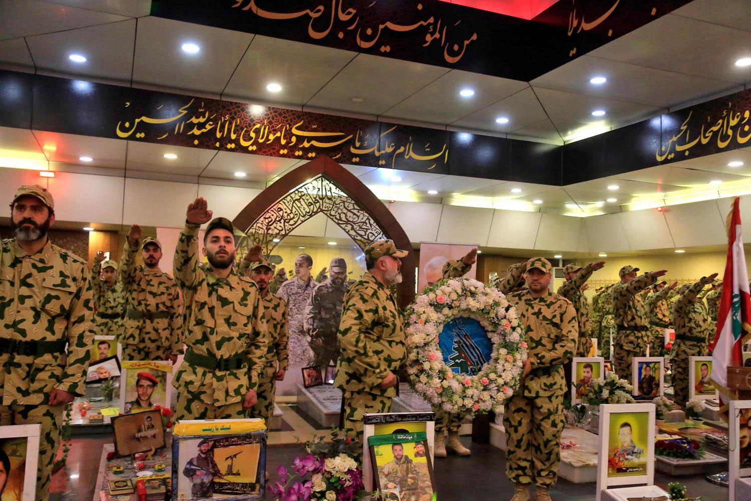 عناصر من حزب الله في استعراض عسكري