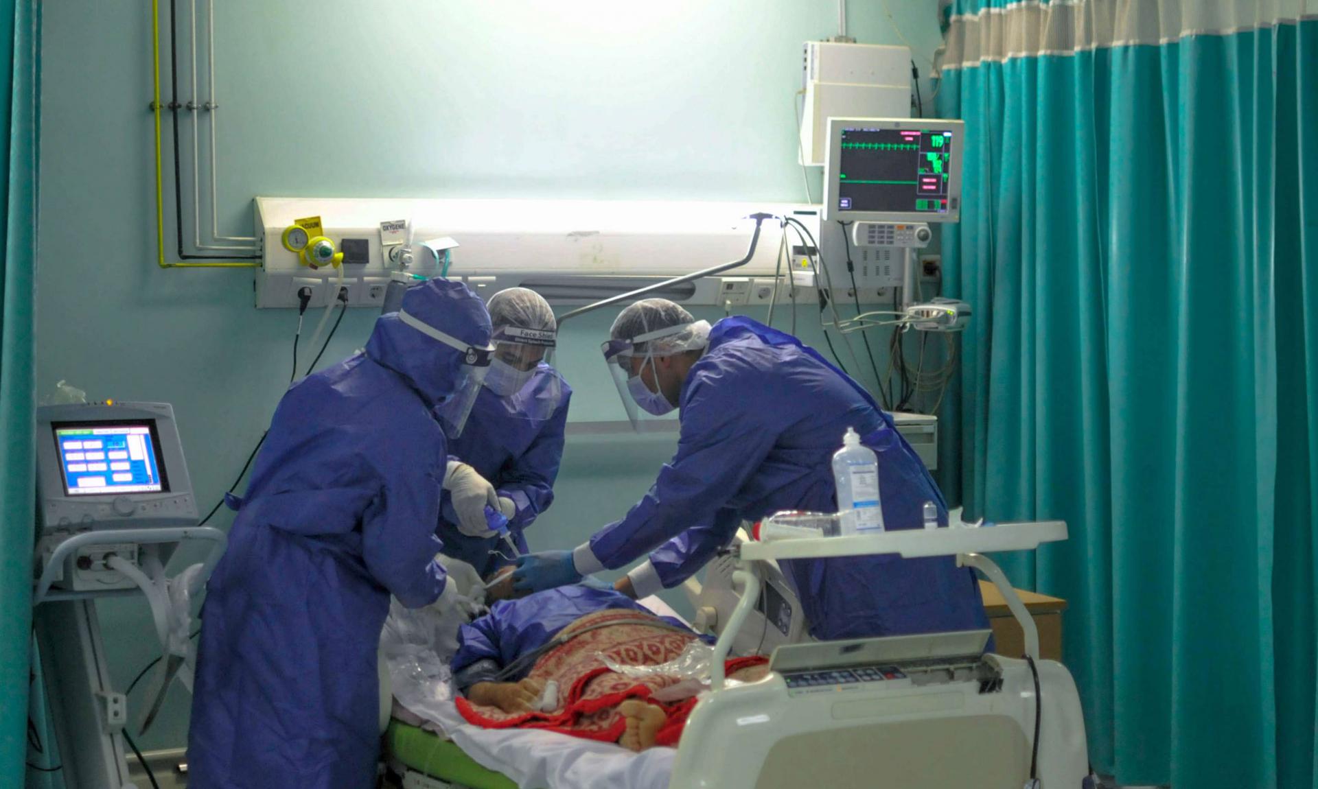 أطباء مصر يعملون في ظروف صعبة في مواجهة فيروس كورونا