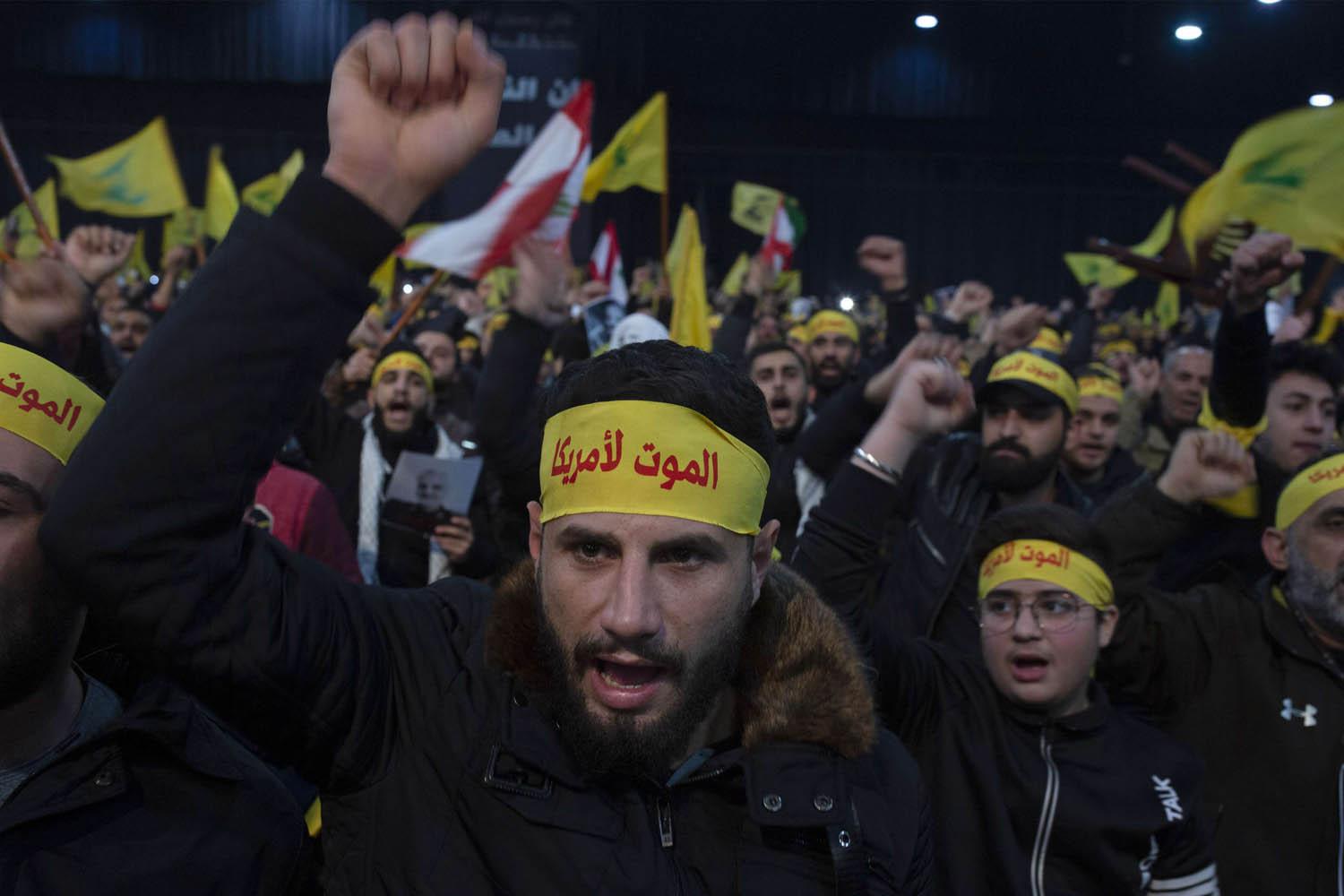 اعضاء في حزب الله يتظاهرون ضد الولايات المتحدة في بيروت