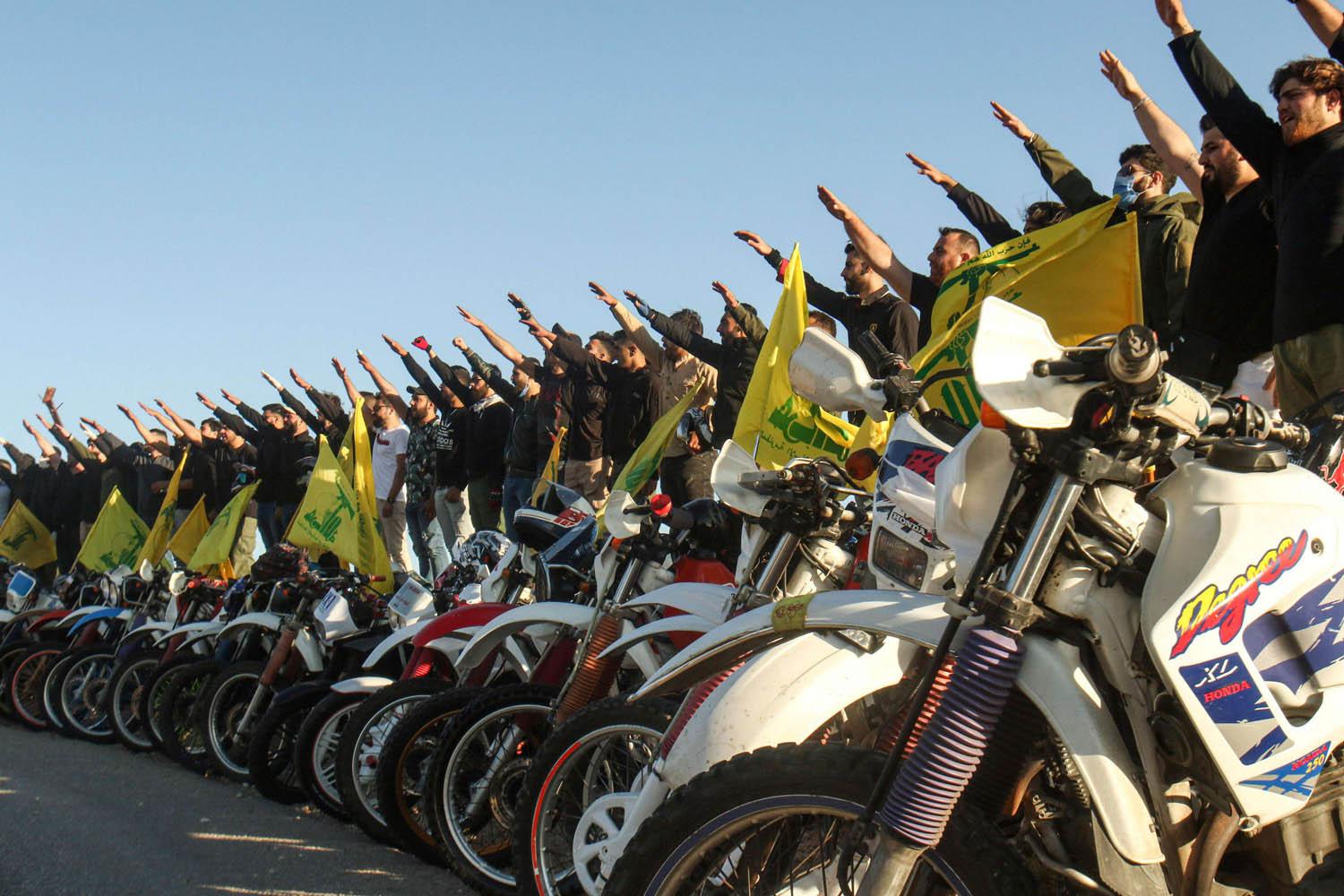 ناشطون في حزب الله في استعراض للقوة في مرجعيون جنوب لبنان