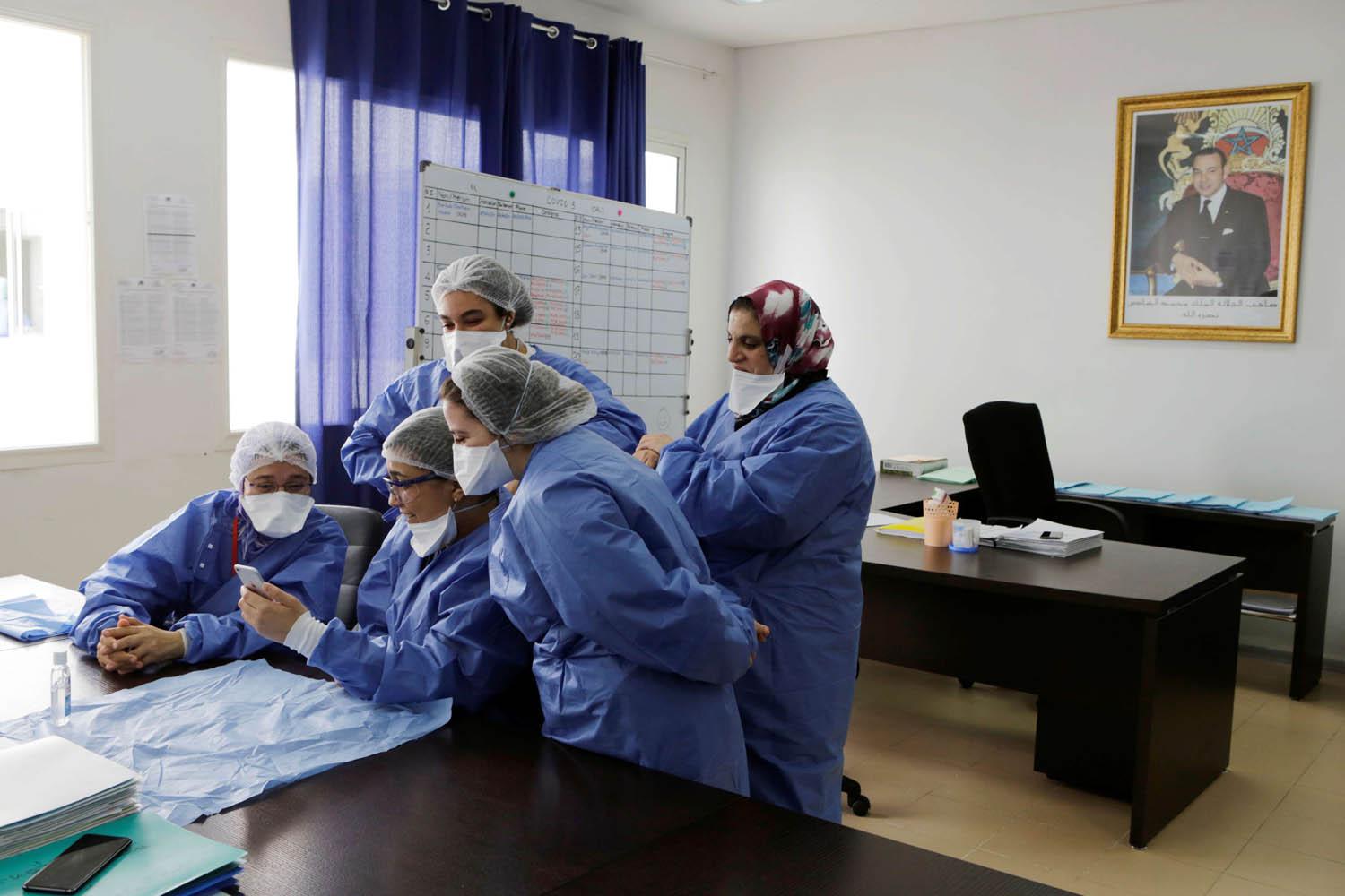 طبيبات وممرضات في مستشفى مولاي عبدالله في سلا