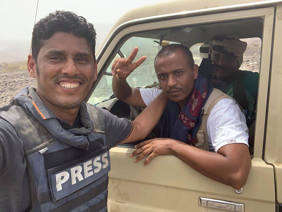 الصحافي اليمني نبيل القعيطي مع مقاتلين من المجلس الانتقالي الجنوبي