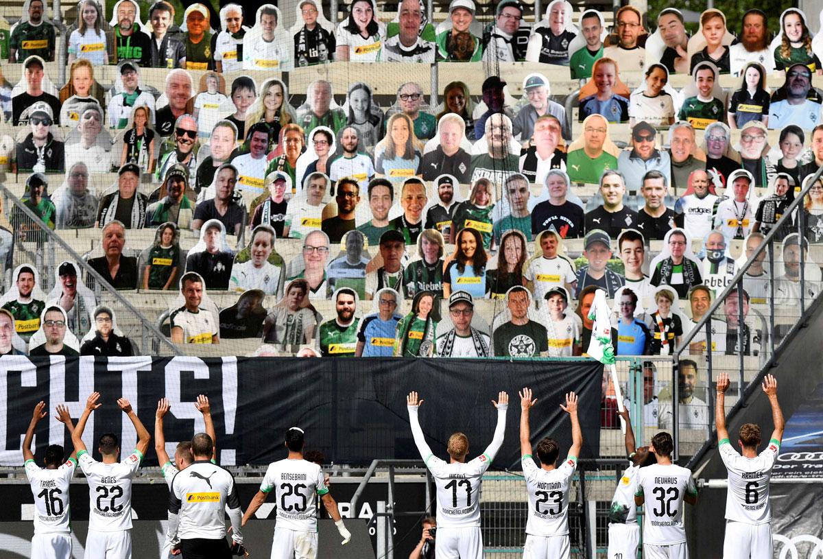 المشجعون يعودون للملاعب على طريقتهم