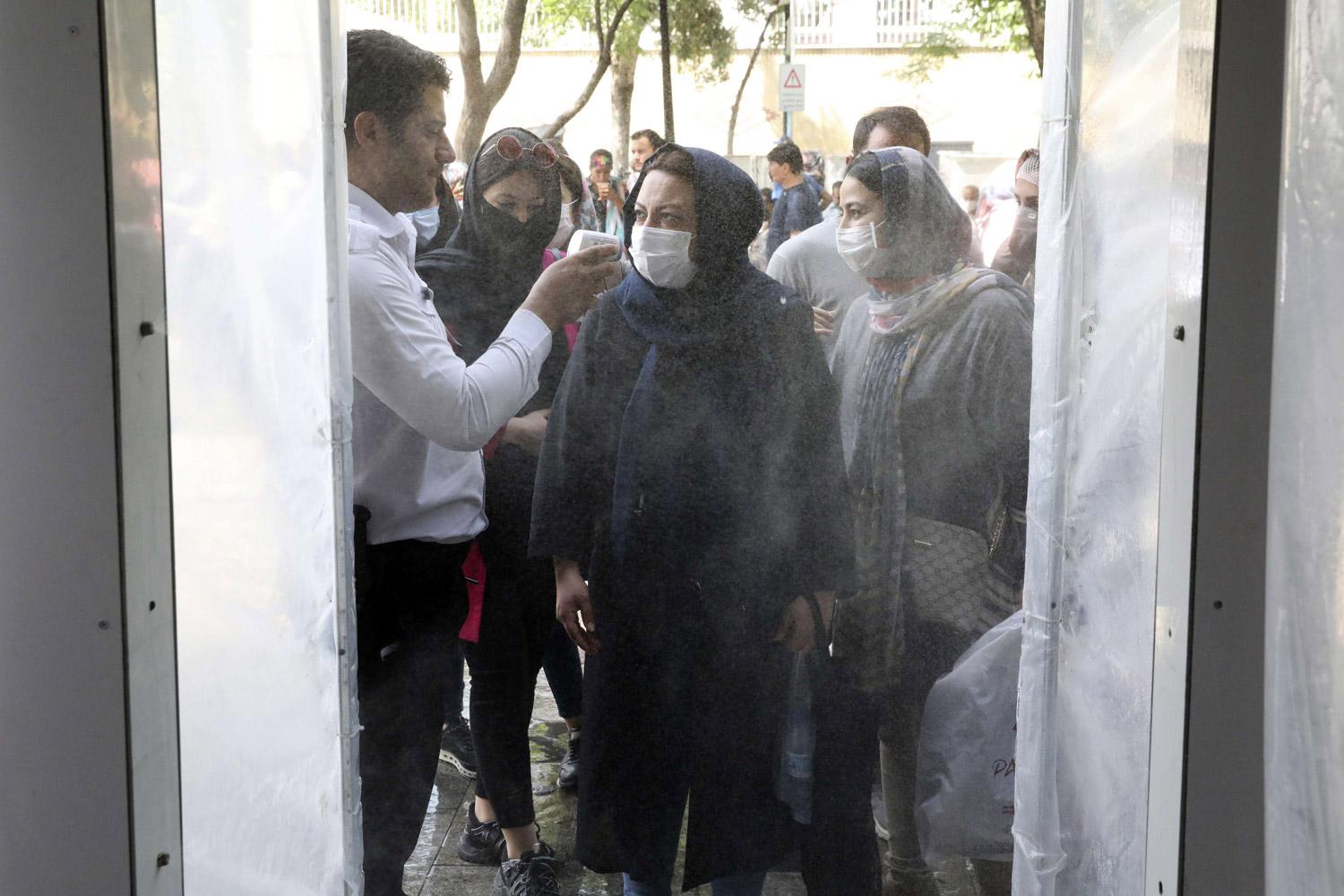 إيران عاجزة عن حماية مواطنيها وتحملهم مسؤولية انتشار الوباء