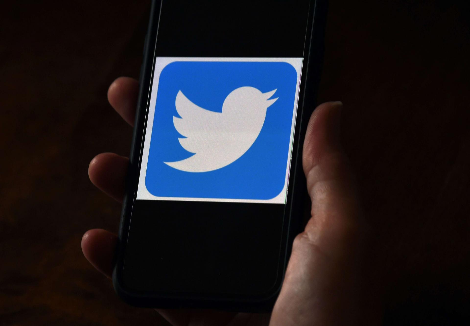شعار تويتر يظهر على شاشة هاتف محمول
