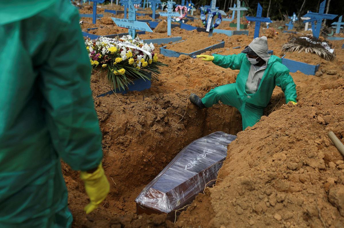 حفارو القبور في البرازيل يدفنون إحدى ضحايا كوفيد 19