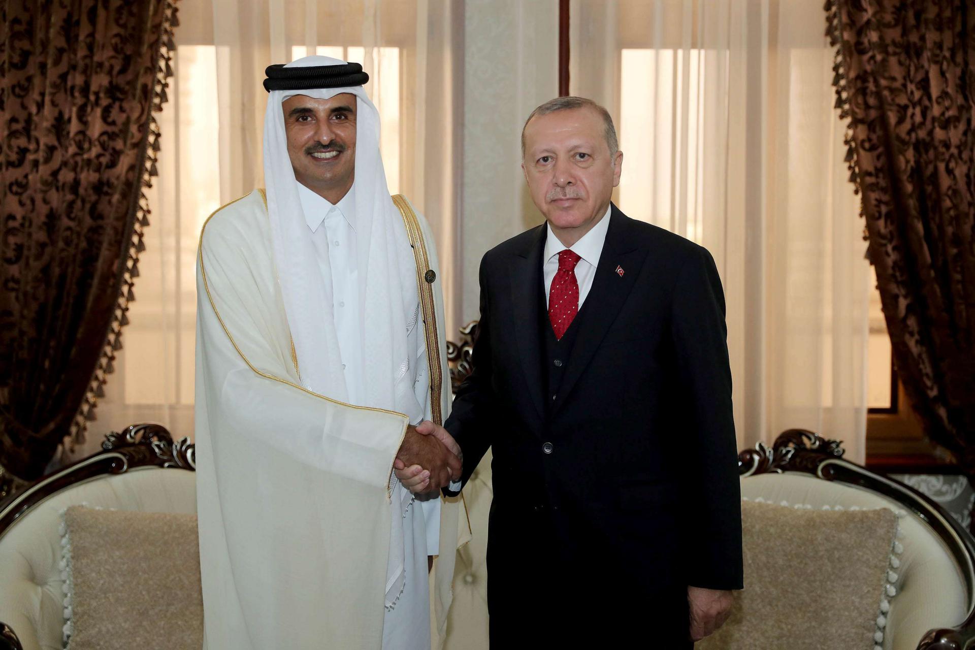 الرئيس التركي رجب طيب أردوغان (يمين) وأمير قطر الشيخ تميم بن حمد آل ثاني