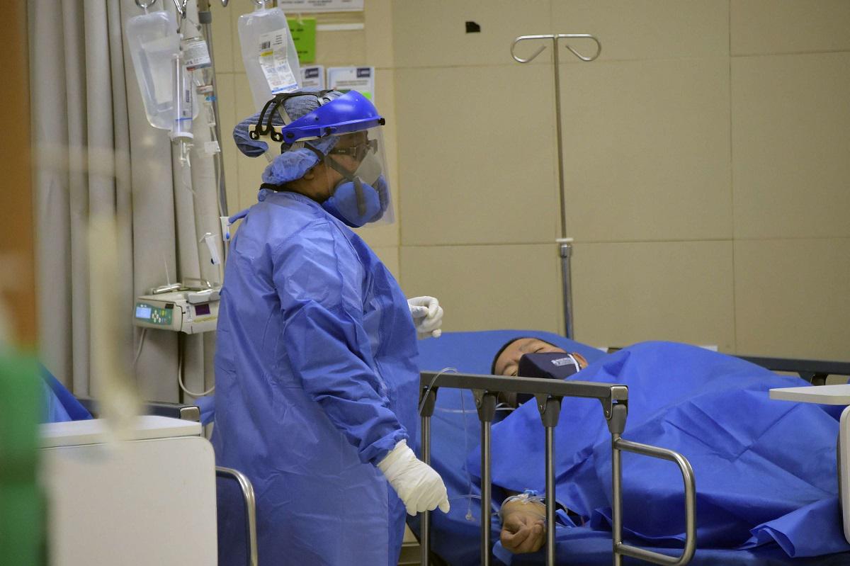 ممرضة تتفقد مريضا بكورونا في أحد مستشفيات اسبانيا