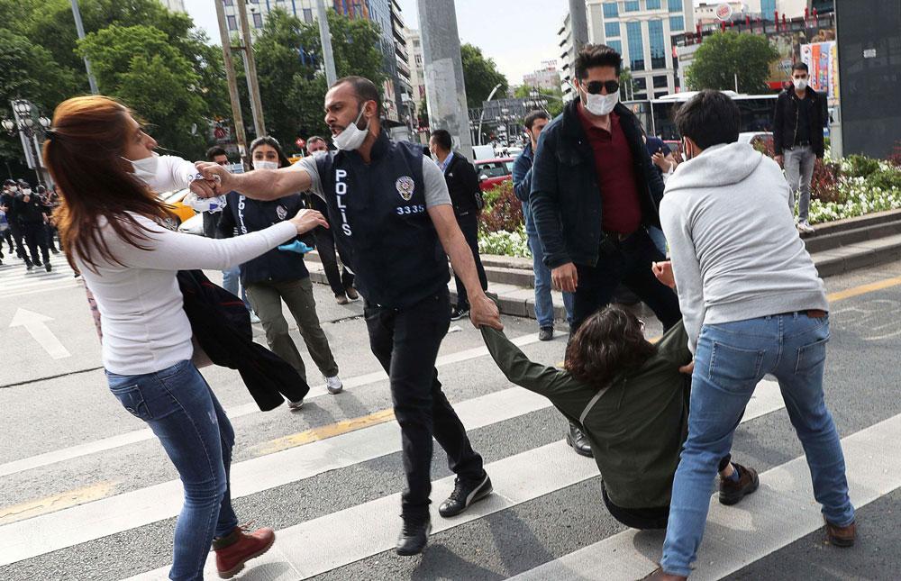 الشرطة التركية تضيق الخناق على كل من يخالف أردوغان