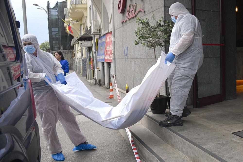 عناصر من الأمن الجنائي الروماني تنقل جثة غلام رضا منصوري