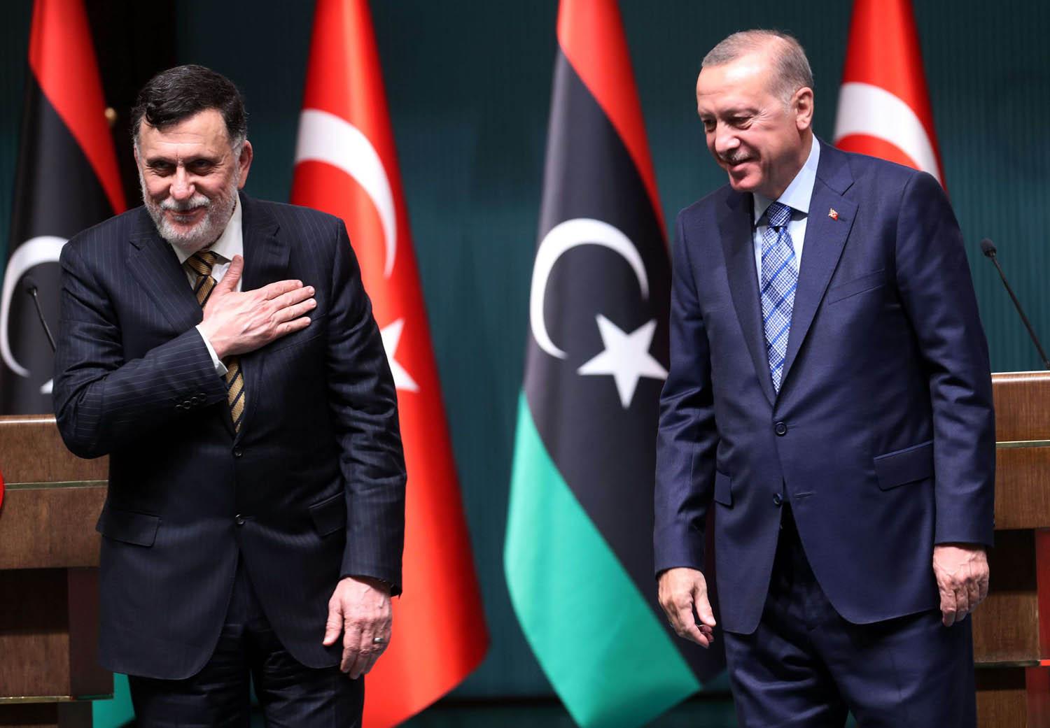 الرئيس التركي رجب طيب أردوغان مع رئيس حكومة الوفاق الليبية فايز السراج