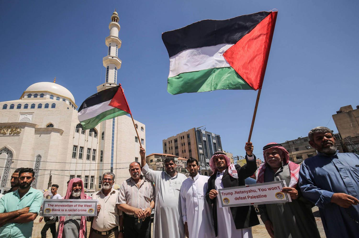 فلسطينيون يتظاهرون في خان يونس ضد مشروع الضم