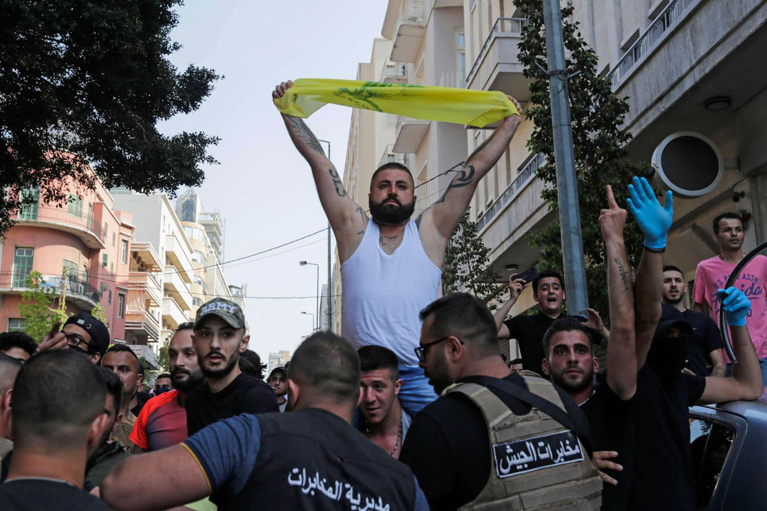 متظاهرون من حزب الله وسط بيروت