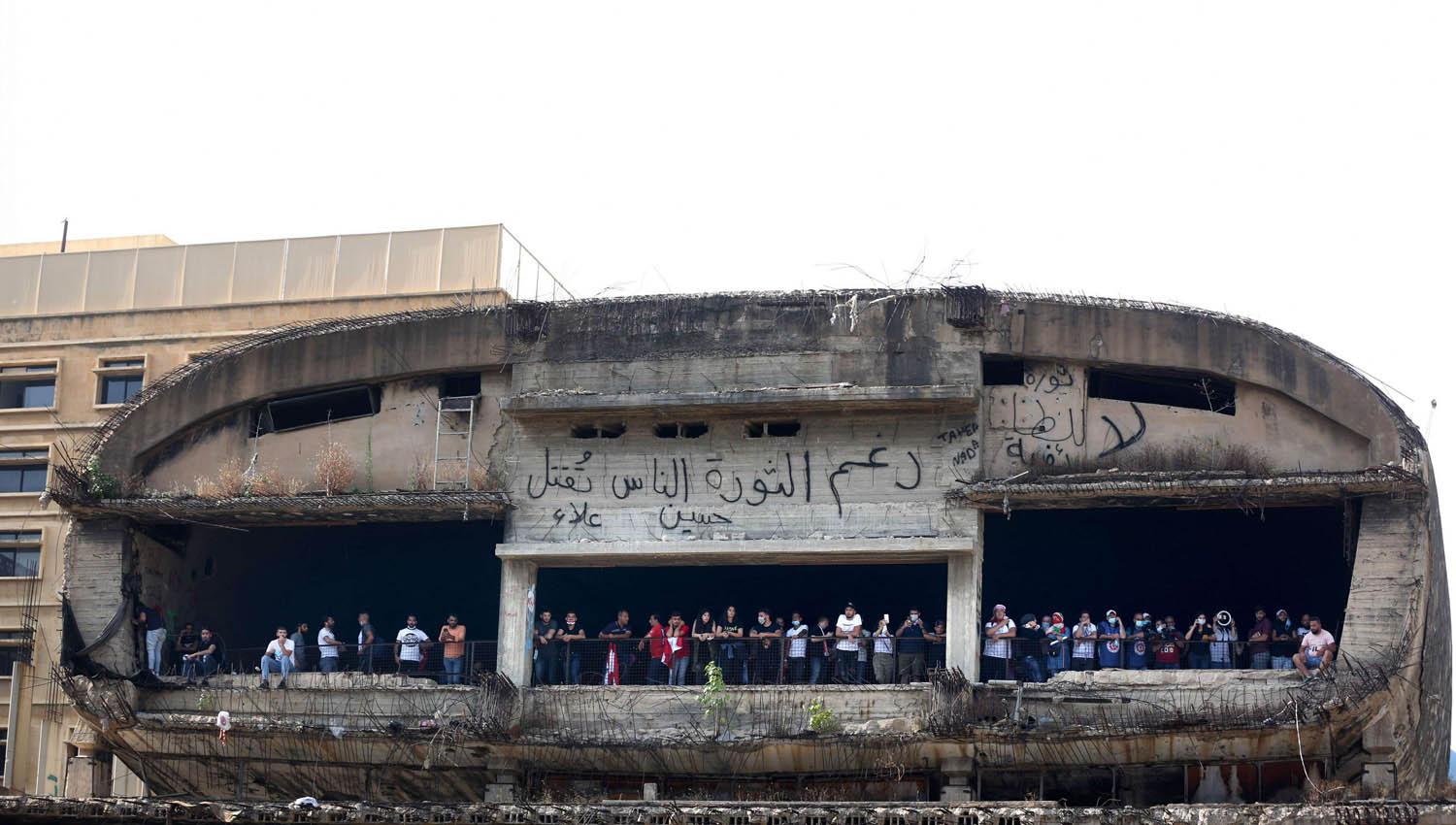 محتجون يتجمعون في مبنى "البيضة" وسط بيروت