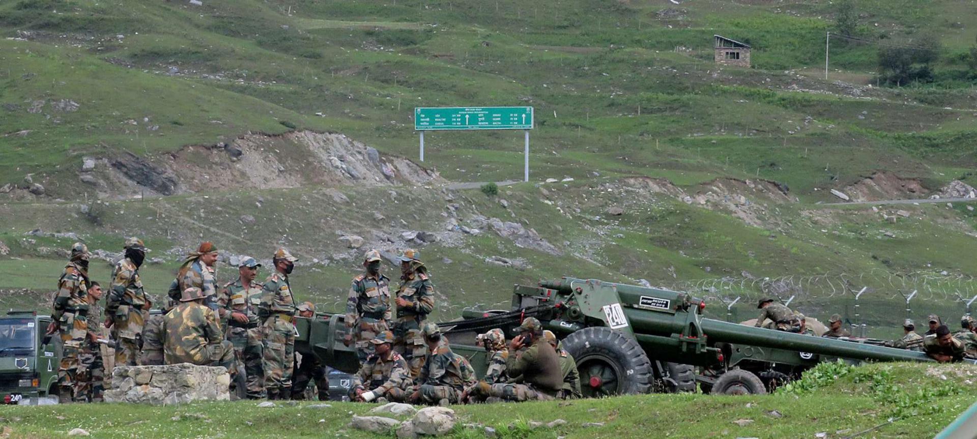 عناصر من الجيش الهندي على الحدود في منطقة الهيملايا المتنازع عليها مع الصين